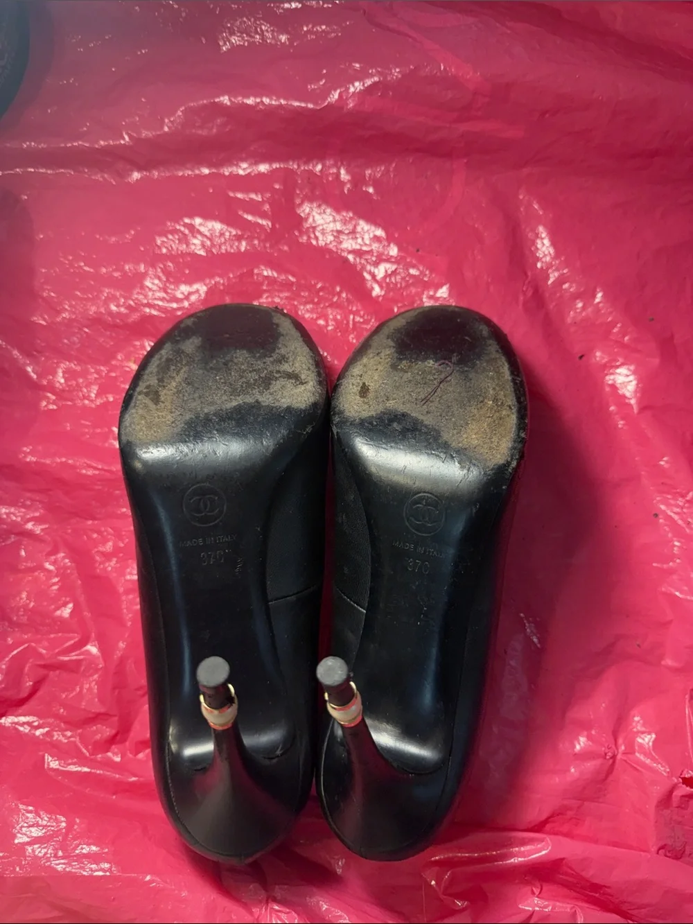 CHANEL Black Quilted Leather Round-Toe Pumps with CC Logo
